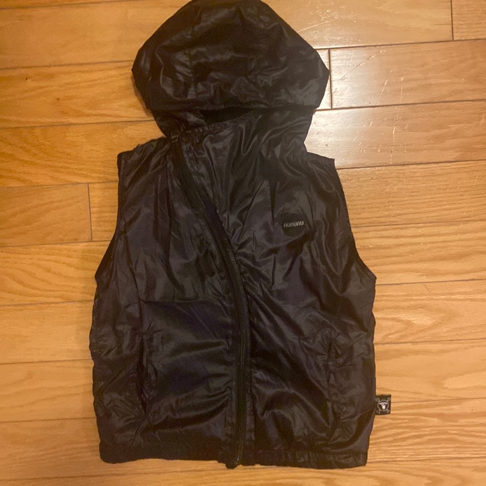 nununu Nylon black hooded.Unisex size 4-5.Like new.Diagonal front zipper.Pockets
